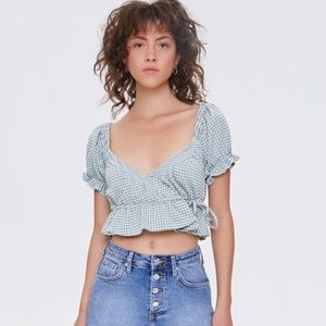 Forever21 gingham crop top in green and white. Has puff sleeves and wrap style t
